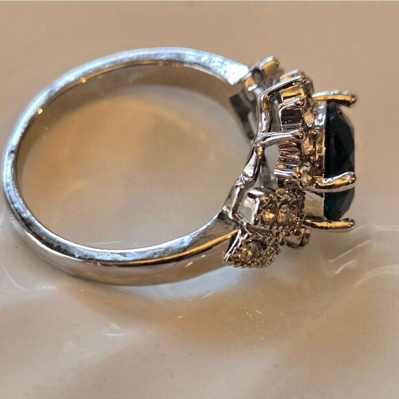 Elegant Silver and Green Faux Emerald Ring With Rhinestones NEW Size 8 - Picture 3 of 4